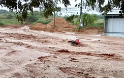 Mưa lớn, nước chảy như thác trên đường ven biển Mũi Né