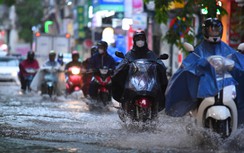 Bắt buộc phải đi xe máy trong gió bão, cách nào để đảm bảo an toàn?