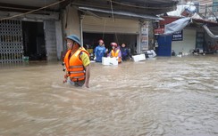 Mưa lớn kết hợp triều cường, nhiều tuyến phố Hải Phòng ngập như sông