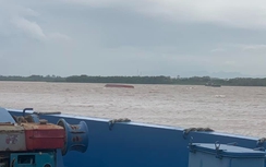 Tàu hàng lật úp trên sông Hồng, 1 người mất tích, 2 người được cứu sống