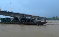 Ba tàu trôi dạt trên sông Thao, lo ngại đâm va vào trụ cầu