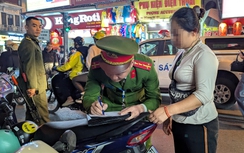 Cảnh sát hóa trang tuần tra, xử lý bãi trông xe "chặt chém", chiếm đường quanh hồ Gươm