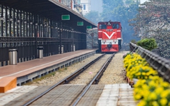 Ga Long Biên, Hà Nội trang hoàng rực rỡ đón Tết