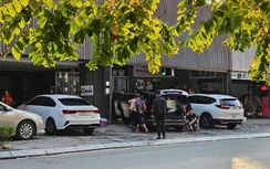 Rửa ô tô cận Tết: Giá cao vẫn phải xếp hàng