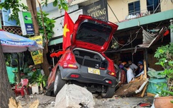 TP.HCM: Taxi bất ngờ lao vào quán cà phê đông khách, 1 người bị thương