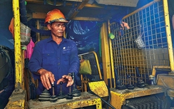 Gác tình riêng bám rừng, khoét núi mở hầm