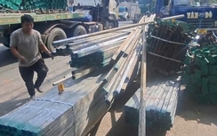 Hàng tấn sắt thép trên xe container đổ ập xuống đường, người dân hoảng hốt tháo chạy