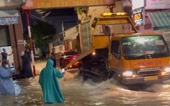 Mưa lớn kèm gió mạnh, nhiều tuyến đường ở Đồng Nai ngập sâu