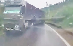 Lái xe container ôm cua ẩu, hất văng người đi xe máy