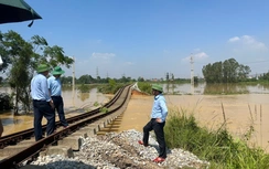 Nền đường sắt bị “xé toang” vì lũ, đường sắt khẩn trương cứu tuyến Hà Nội - Thái Nguyên
