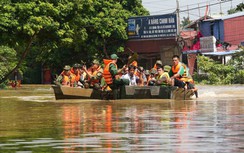 Hà Nội: Canh đê, chờ nước xuống từng cm