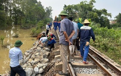 Xuyên đêm “giải cứu” tuyến đường sắt bị lũ cuốn ở Trung Giã