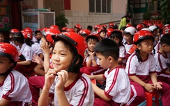 Trao tặng mũ bảo hiểm cho hàng trăm học sinh trường Tiểu học Võ Văn Hát (TP.HCM)