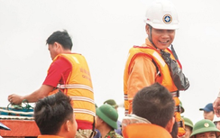 Chuyện người “hiệp sĩ áo cam” giữa trùng khơi