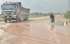 CSGT Bắc Ninh xử phạt hàng loạt xe tải tha đất ra đường bộ, làm mất ATGT