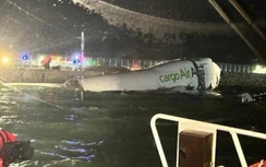 Máy bay chở hàng trượt khỏi đường băng rơi xuống biển tại sân bay Hong Kong