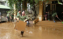 Hàng trăm chiến sĩ công an, quân đội dầm mình trong lũ hỗ trợ người dân Cao Bằng