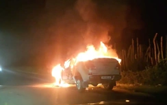 Đắk Lắk: Xe bán tải bốc cháy ngùn ngụt trên đường Hồ Chí Minh