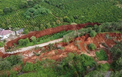 Vụ lở đất ở Gia Lai: Vết sạt "nuốt" 400m đường giao thông, đe dọa 6 nhà dân