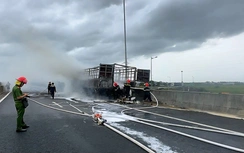 Xe tải cháy trơ khung trên cao tốc Đà Nẵng - Quảng Ngãi