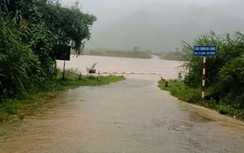 Mưa lớn gây ngập, sạt lở tại nhiều tuyến giao thông ở Quảng Trị