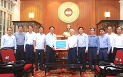 Minister Tran Hong Minh presents VND 5 billion to support flood victims nationwide