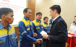 Chia sẻ khó khăn với công nhân đường bộ và người dân vùng bị thiệt hại do bão lũ