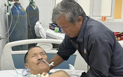 Nghẹn lòng cảnh anh gần 70 tuổi chăm em tâm thần nguy kịch sau tai nạn ở Bệnh viện Hà Tĩnh