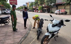 Nhiều thiếu niên "đầu trần" phóng xe máy điện ở Bắc Ninh bị lập biên bản