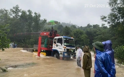 Nước lũ lên nhanh, công an TP Huế tập trung lực lượng đảm bảo an toàn cho dân