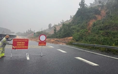 Đóng đường cao tốc qua Huế, cẩu ô tô mắc kẹt giữa sạt lở