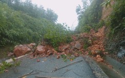 Mưa lũ ở Miền Trung, nhiều tuyến quốc lộ bị chia cắt: Phân luồng để đảm bảo an toàn