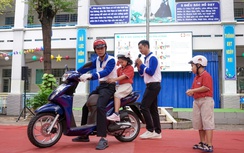 TP.HCM: HEAD Sơn Minh trao mũ bảo hiểm cho học sinh Trường tiểu học Lê Văn Việt