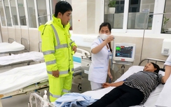 CSGT Đà Nẵng dùng xe chuyên dụng đưa sản phụ vượt lũ đi cấp cứu