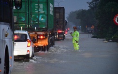 Cao tốc, quốc lộ qua miền Trung tắc nghẽn, chia cắt do mưa lũ: Tài xế lưu thông thế nào?