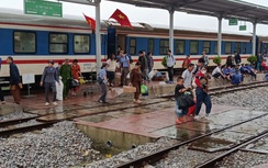 Đường sắt chuyển tải hơn 4.000 hành khách do ngập ở Huế