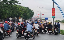 Hàng nghìn người dân Quảng Ngãi đổ ra bờ sông xem... nước lũ