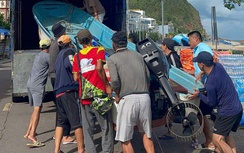 Người dân Gia Lai rim cá, gói hàng gửi về vùng lũ