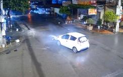 Thiếu quan sát, không giảm tốc độ, xe máy và ô tô va chạm giữa giao lộ