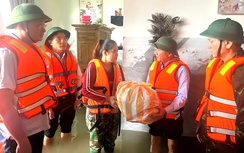 Thường trực Ban Bí thư Trần Cẩm Tú thị sát, động viên người dân vùng ngập lụt ở Đà Nẵng