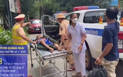 CSGT Quảng Ngãi dùng xe đặc chủng chở người bị tai biến vượt đường sạt lở đi cấp cứu