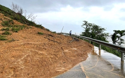 Hà Tĩnh: Mưa lớn suốt đêm, nhiều khu vực ngập sâu, đường ven biển sạt lở nghiêm trọng