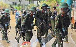 Bộ đội dọn bùn, tiêu độc cho bệnh viện sau lũ lịch sử tại Đà Nẵng