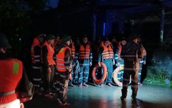 Quảng Trị: Bị lũ cuốn, hai cháu bám vào hàng rào thoát nạn, một cháu đang mất tích