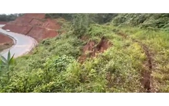 Hai vệt nứt núi uy hiếp an toàn quốc lộ 24 qua Quảng Ngãi