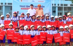 Cà Mau: Tuyên truyền Luật Giao thông, tặng mũ bảo hiểm cho học sinh lớp 1