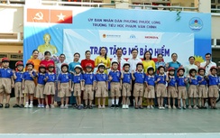 Hàng trăm học sinh trường tiểu học Phạm Văn Chính (TP.HCM) được tặng mũ bảo hiểm