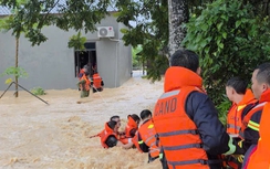 Công an Bắc Ninh đu dây, vượt lũ giải cứu gia đình 5 người lúc rạng sáng