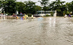 Hà Nội mưa lớn, ngập sâu, học sinh đồng loạt nghỉ học