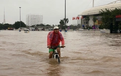 Mưa trắng trời, người dân Hà Nội chật vật lo chống ngập